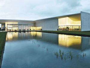 Reflectante. Una laguna artificial en los jardines, pensados para eventos.