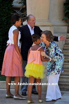 Michelle y Sasha Obama, muy conjuntadas, en Marivent. Spanish Royals meet Michelle and Sasha Obama in Mallorca