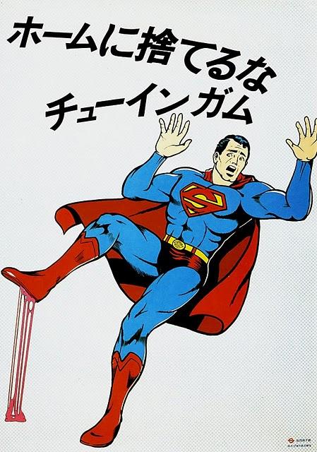 Carteles con Superman, Astroboy, Chaplin en el metro de Tokio.