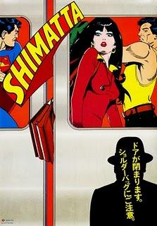 Carteles con Superman, Astroboy, Chaplin en el metro de Tokio.