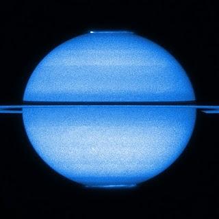 Imagen ultravioleta obtenida por el Hubble de las auroras de Saturno
