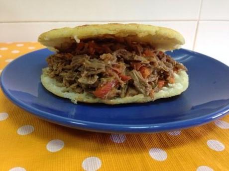 Arepa con carne mechada – Andrea Comíns