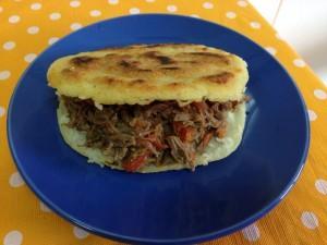 Arepa con carne mechada – Andrea Comíns