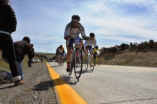 CORREDORES EN LA PRIMERA VERSIÓN DE LA VUELTA CICLÍSTICA AL ESTRECHO DE MAGALLANES