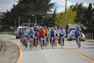 CORREDORES EN LA PRIMERA VERSIÓN DE LA VUELTA CICLÍSTICA AL ESTRECHO DE MAGALLANES