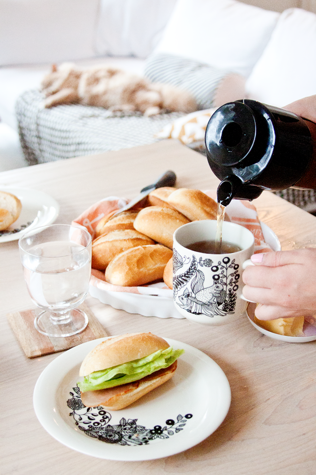 DESAYUNO EN LA COCINA