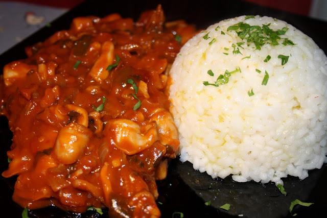 CHIPIRONES CON TOMATE Y ARROZ