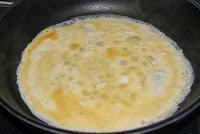 Tortilla rellena de bechamel de Boletus y Gambas, al graten