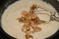 Tortilla rellena de bechamel de Boletus y Gambas, al graten