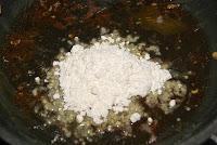 Tortilla rellena de bechamel de Boletus y Gambas, al graten