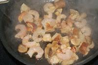 Tortilla rellena de bechamel de Boletus y Gambas, al graten