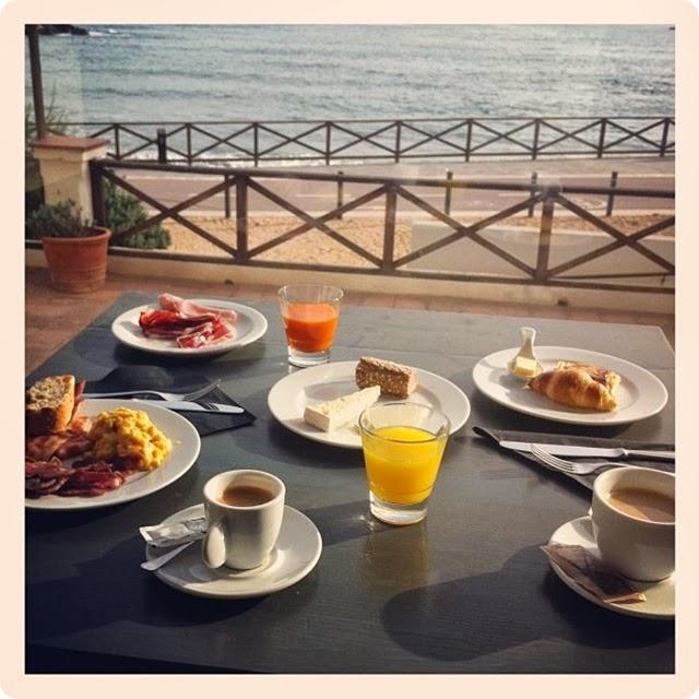 DESAYUNO MIRANDO AL MAR