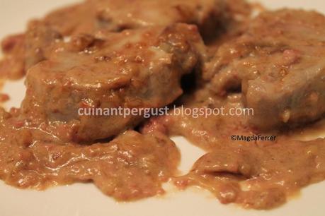 Solomillo de cerdo con salsa de paté y cebolla caramelizada