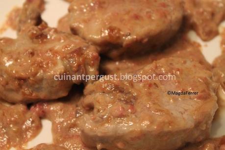 Solomillo de cerdo con salsa de paté y cebolla caramelizada Solomillo de cerdo con salsa de paté y cebolla caramelizada