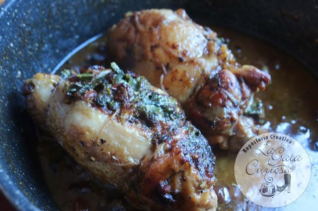 ROLLITOS DE POLLO CON ESPINACAS Y QUESO FRESCO A LAS HIERBAS PROVENZALES