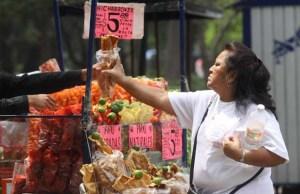 puesto de chicharrones callejero en Mexico