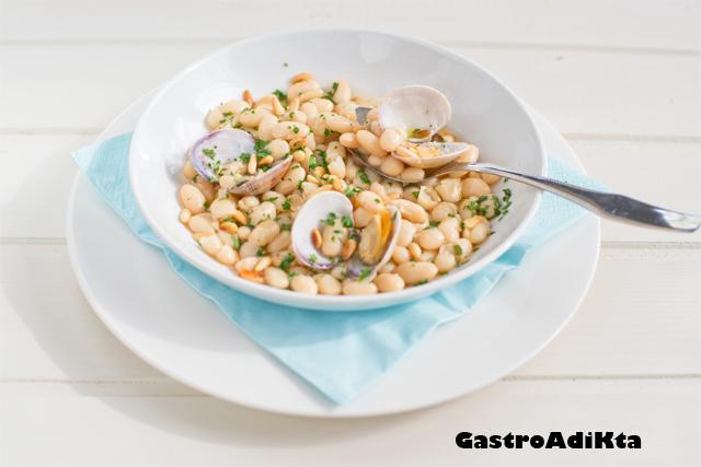 Alubias con almejas y piñones