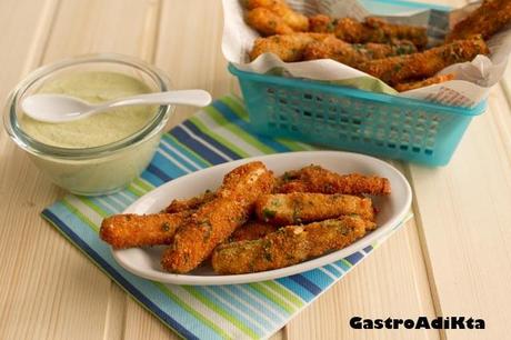 Palitos de calabacín con salsa de piñones Palitos de calabacín con salsa de piñones
