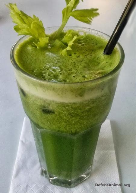 Licuado de espinacas, manzana verde y apio