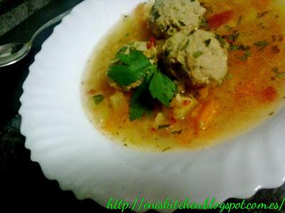 Sopa agria con albondigas - Ciorba de perisoare y (un dia de noviembre en la playa)