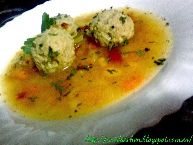 Sopa agria con albondigas - Ciorba de perisoare y (un dia de noviembre en la playa)