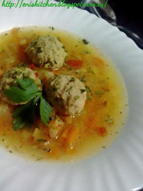 Sopa agria con albondigas - Ciorba de perisoare y (un dia de noviembre en la playa)