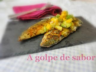 Caballas especiadas con salsa de mango y aguacate