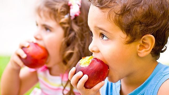 Leche, queso y manzana, los alimentos perfectos para los dientes de los niños
