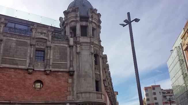 Visitando un edificio de una ciudad. Bilbao