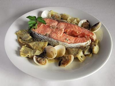 Salmón con almejas y alcachofas