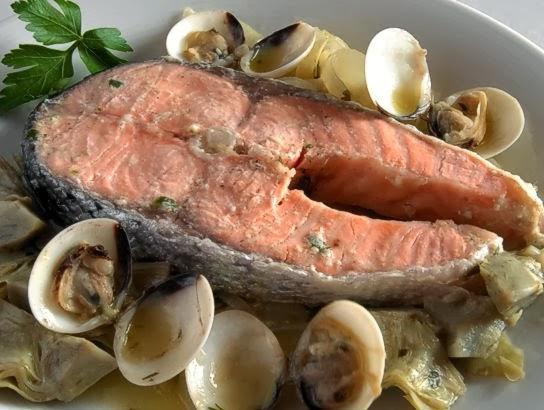 Salmón con almejas y alcachofas