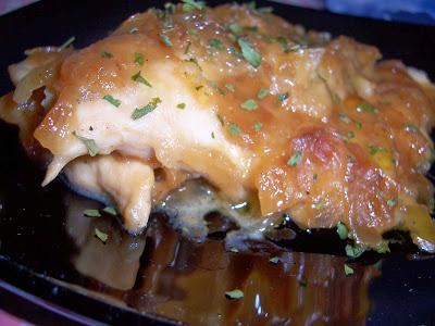 PECHUGA DE POLLO CON SALSA DE CEBOLLA CARAMELIZADA