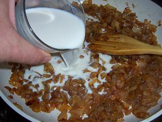 PECHUGA DE POLLO CON SALSA DE CEBOLLA CARAMELIZADA