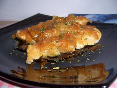 PECHUGA DE POLLO CON SALSA DE CEBOLLA CARAMELIZADA