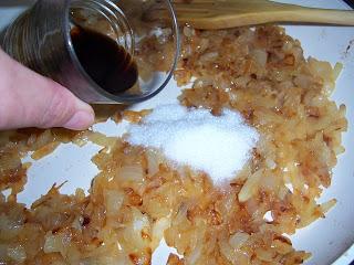 PECHUGA DE POLLO CON SALSA DE CEBOLLA CARAMELIZADA