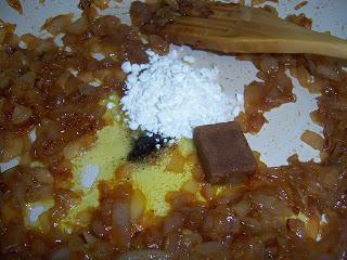 PECHUGA DE POLLO CON SALSA DE CEBOLLA CARAMELIZADA