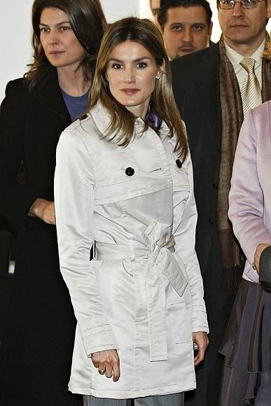 EL TRENCH EN LAS FAMOSASEl trench es una prenda que no de...