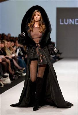 ¡Qué maravilla, cuántas criaturas bellas aquí!; oh, mundo feliz, en el que vive gente así.