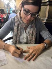 Improvisando el guión en las servilletas del Café Iruña, dejándonos llevar por el espíritu de Hemingway.