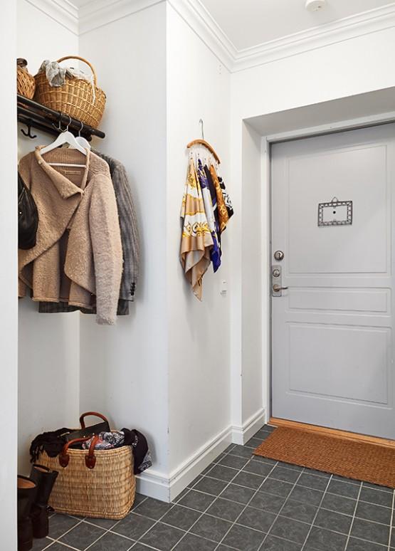 pisos pequeños de estilo nórdico dormitorio con almacenaje y rincón de trabajo diseño de interiores diáfano decoración nórdica escandinava decoración diseño mini pisos decoración diseño espacios pequeños decoración diseño de interiores cocina pequeña abierta blog decoración escandinava aprovechar espacio en piso pequeño 