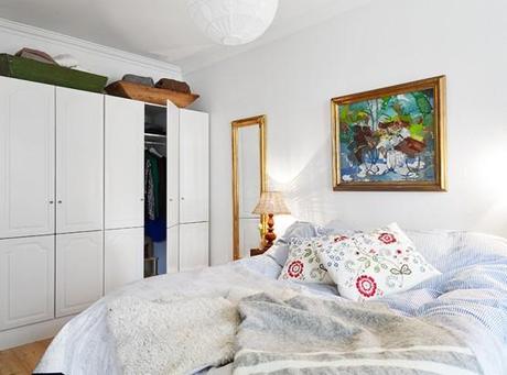 Mini piso de 46 m² bien aprovechado pisos pequeños de estilo nórdico dormitorio con almacenaje y rincón de trabajo diseño de interiores diáfano decoración nórdica escandinava decoración diseño mini pisos decoración diseño espacios pequeños decoración diseño de interiores cocina pequeña abierta blog decoración escandinava aprovechar espacio en piso pequeño