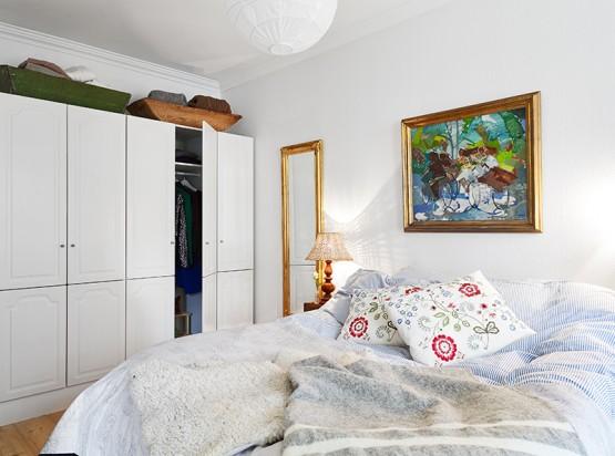 pisos pequeños de estilo nórdico dormitorio con almacenaje y rincón de trabajo diseño de interiores diáfano decoración nórdica escandinava decoración diseño mini pisos decoración diseño espacios pequeños decoración diseño de interiores cocina pequeña abierta blog decoración escandinava aprovechar espacio en piso pequeño 