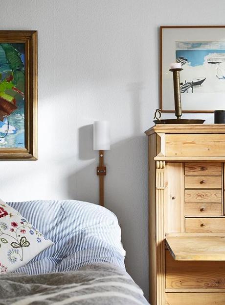 Mini piso de 46 m² bien aprovechado pisos pequeños de estilo nórdico dormitorio con almacenaje y rincón de trabajo diseño de interiores diáfano decoración nórdica escandinava decoración diseño mini pisos decoración diseño espacios pequeños decoración diseño de interiores cocina pequeña abierta blog decoración escandinava aprovechar espacio en piso pequeño