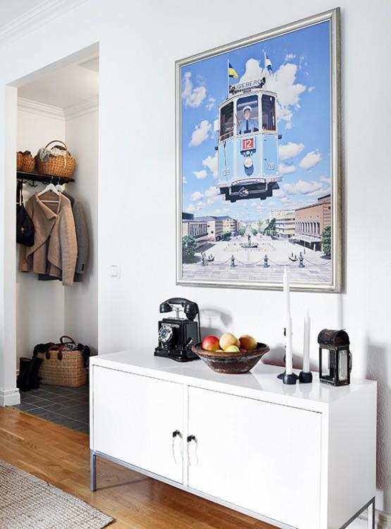 pisos pequeños de estilo nórdico dormitorio con almacenaje y rincón de trabajo diseño de interiores diáfano decoración nórdica escandinava decoración diseño mini pisos decoración diseño espacios pequeños decoración diseño de interiores cocina pequeña abierta blog decoración escandinava aprovechar espacio en piso pequeño 