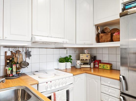 pisos pequeños de estilo nórdico dormitorio con almacenaje y rincón de trabajo diseño de interiores diáfano decoración nórdica escandinava decoración diseño mini pisos decoración diseño espacios pequeños decoración diseño de interiores cocina pequeña abierta blog decoración escandinava aprovechar espacio en piso pequeño 