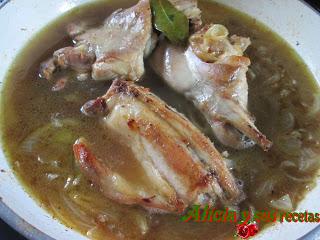 CONEJO ENCEBOLLADO AL BRANDY