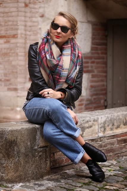 FALL TRENDS; PLAID SCARVES.-