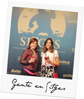 Gente en Sitges con cóctel 