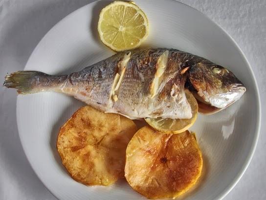 Dorada al horno con manzanas