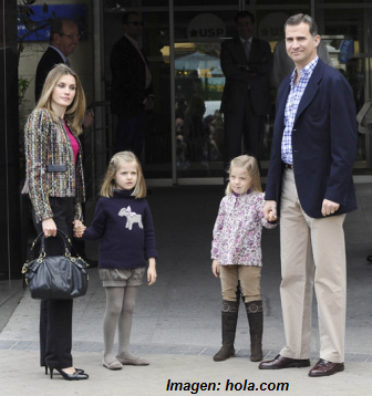 Letizia, con chaqueta de tweed multicolor, en un Congreso contra la Violencia de Género